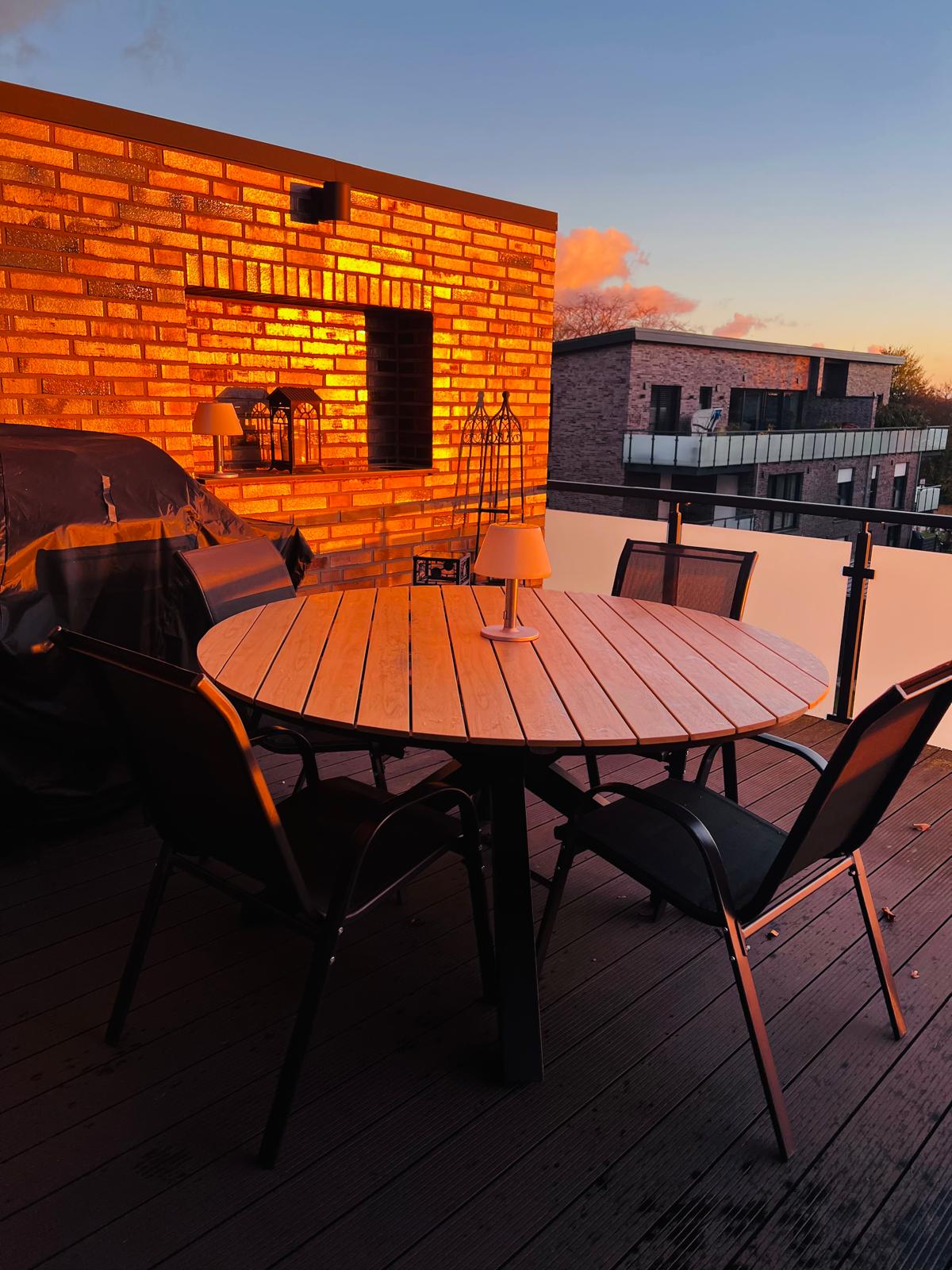 Dachterasse bei Sonnenuntergang
