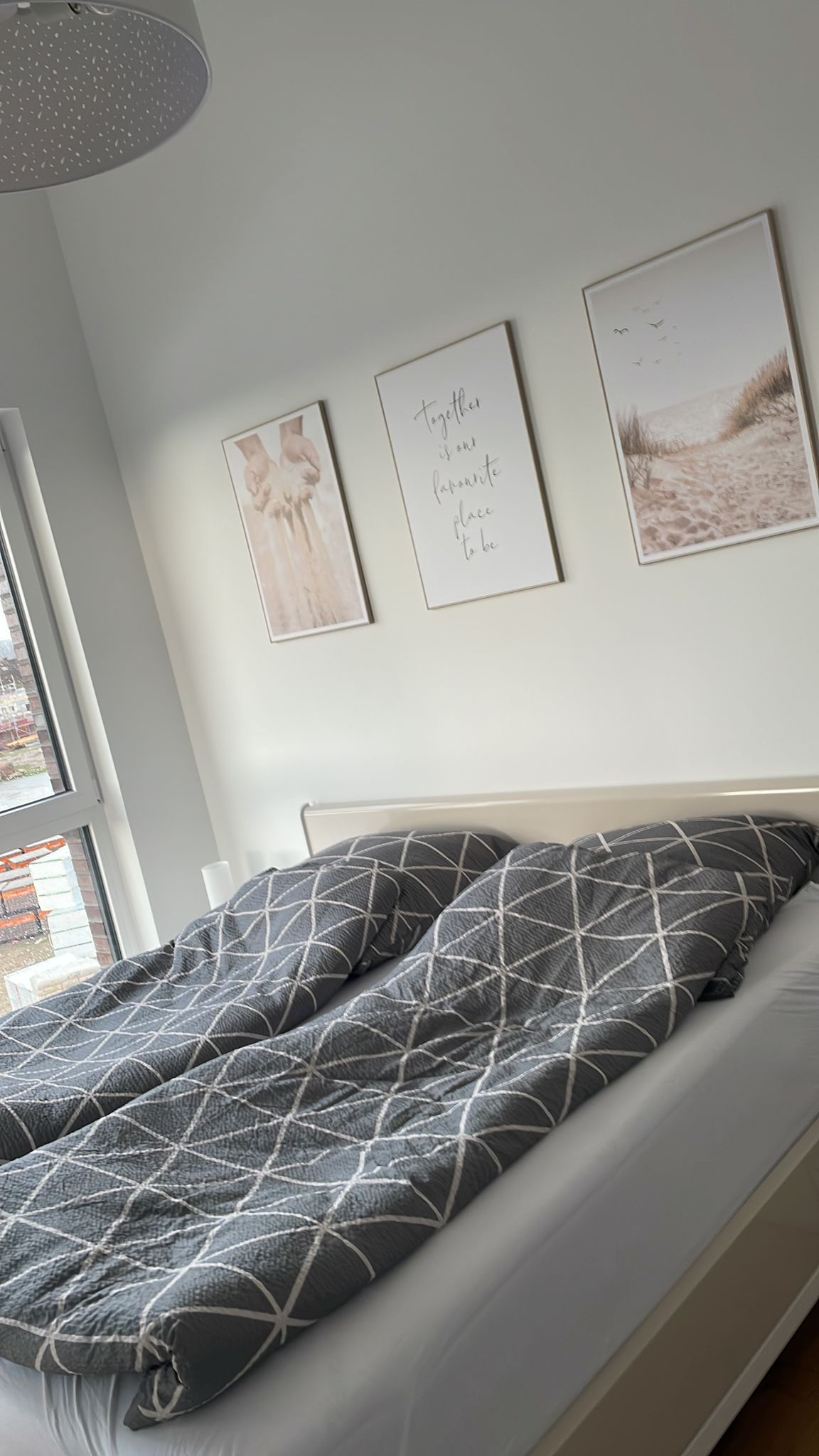 Schlafzimmer mit grauer Bettwäsche